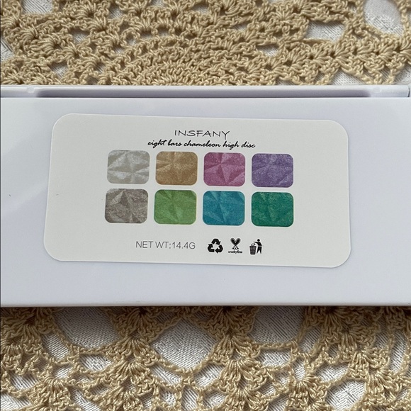 NIB INSFANY Vibrant Eyeshadow Palette with Mirror - Picture 4 of 4